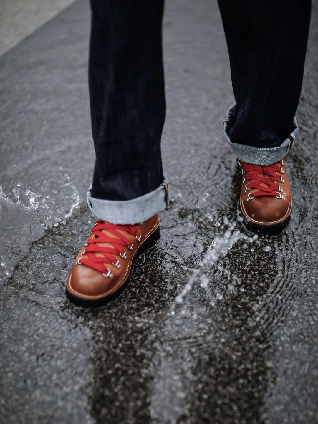 MOUNTAIN HIKING BOOTS