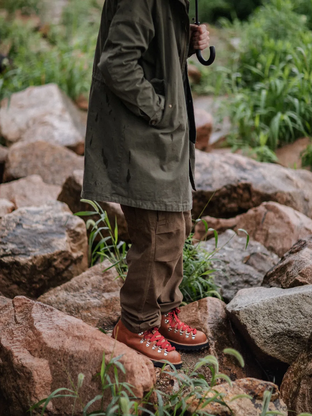 MOUNTAIN HIKING BOOTS