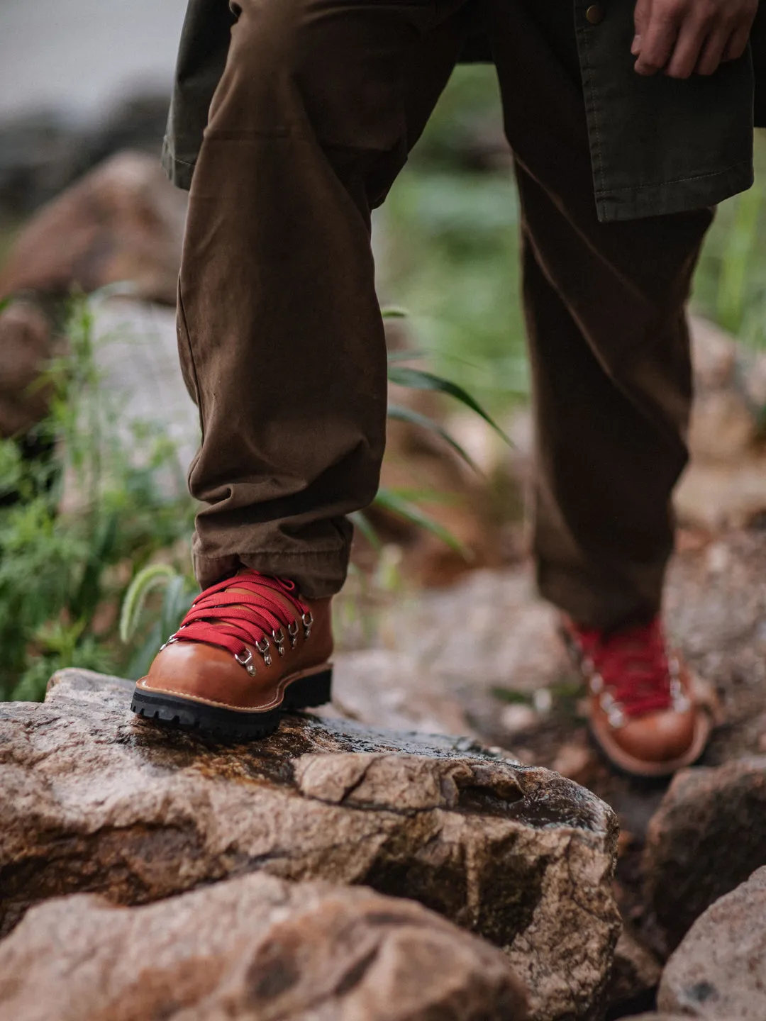 MOUNTAIN HIKING BOOTS