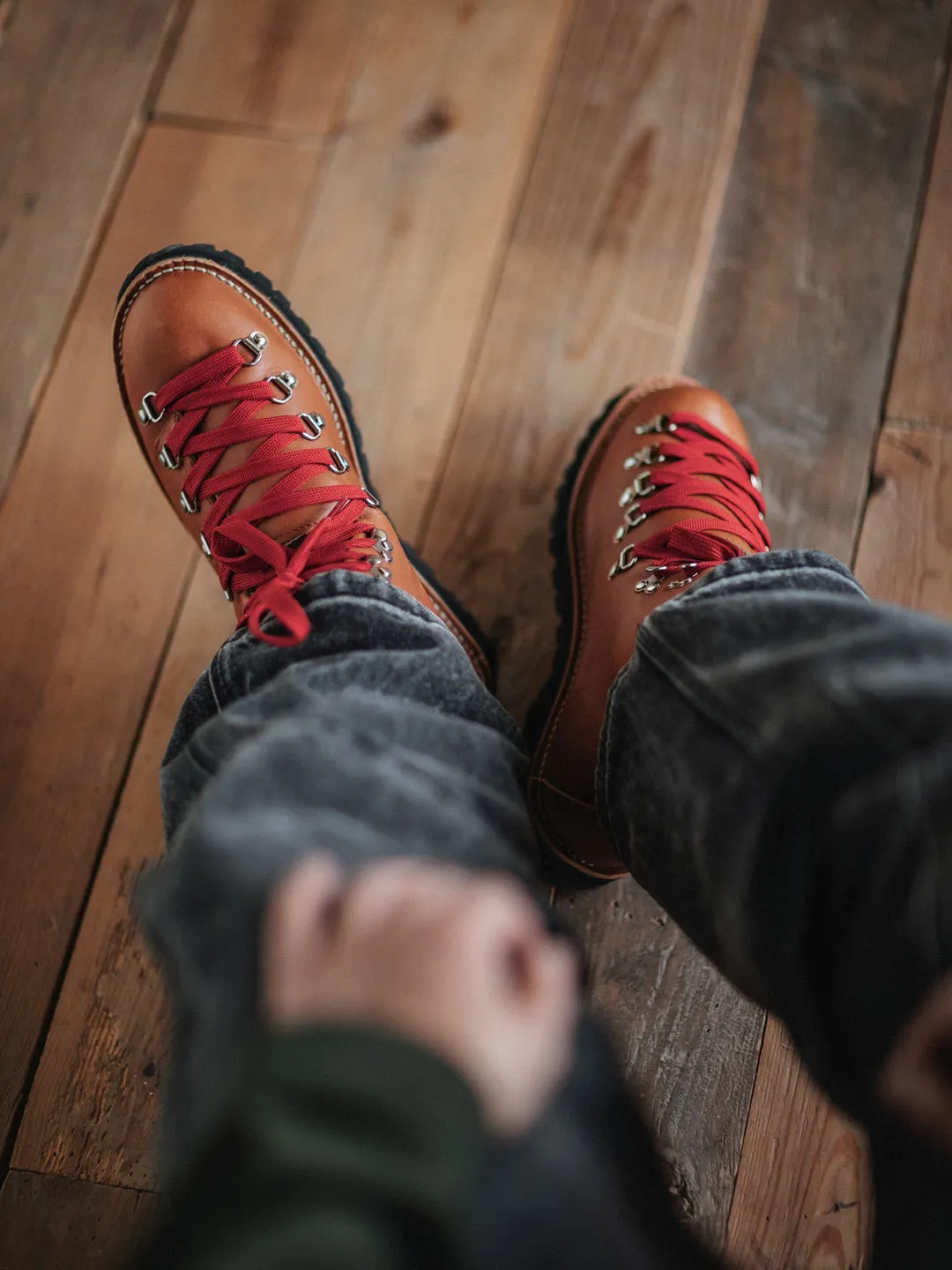 MOUNTAIN HIKING BOOTS